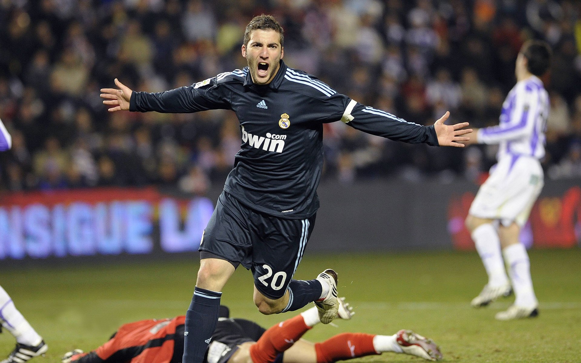 开云体育官网-剑指星辰，球舞天涯，当温布利的叹息遇上东京的呐喊